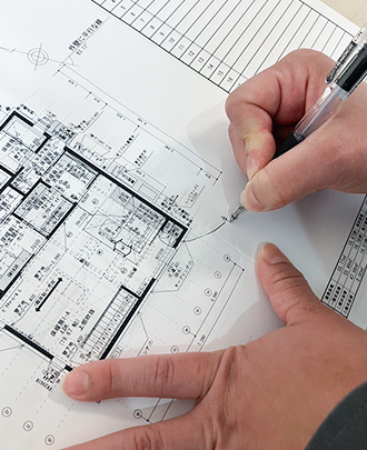 図面を引く様子
